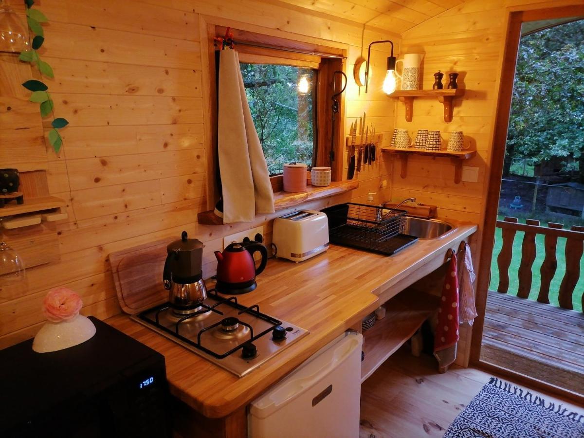 Roulotte La Vert-Dine Saint-Pardoux-lʼOrtigier Екстериор снимка