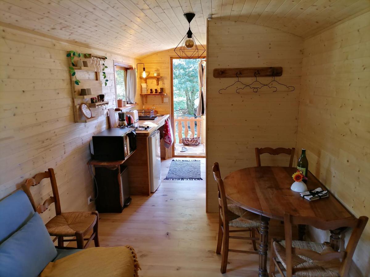 Roulotte La Vert-Dine Saint-Pardoux-lʼOrtigier Екстериор снимка