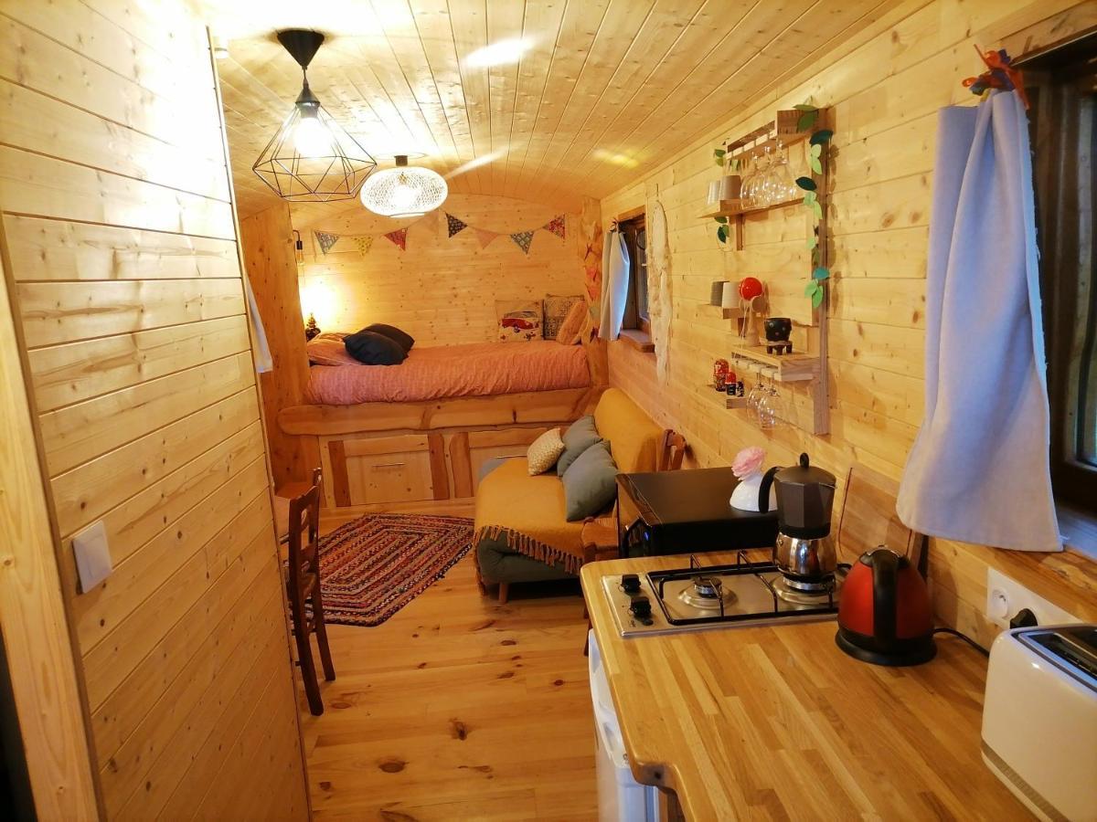 Roulotte La Vert-Dine Saint-Pardoux-lʼOrtigier Екстериор снимка